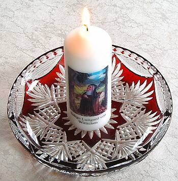 Geweihte Luitgard-Kerze (mit Glasteller aus der Dorotheenhütte Wolfach)