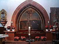 Klick: Grabbereich mit Luitgard-Reliquie (links) in der Kirche 159kB;
Blitzaufnahme