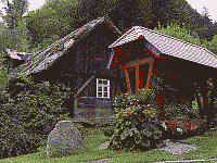 Klick: Gesamtansicht der Müllerjörgenhofmühle mit dem Brunnen 276kB