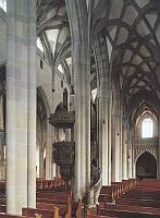 Klick: Gewölbe, Säulen, Gotik! Vom nördl. Seitenschiff in das Langhaus 193kB