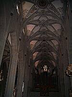 Klick: Gotisches Gewölbe, Säulen, neue Orgel (1968) 180kB