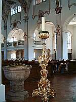 Klick: Zum linken Querhaus, Renaissance-Taufstein (1624),
Barocker Kerzenfuß 290kB